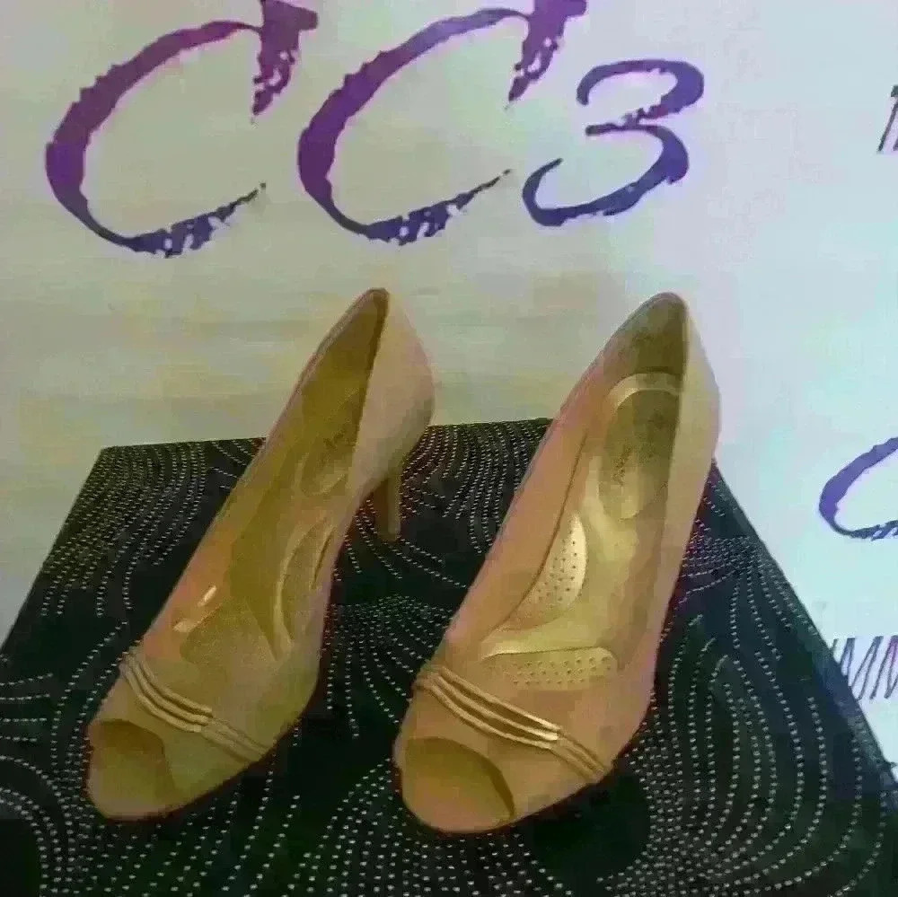 Delflex comfort beige and gold women's high heel pumps size 9 and 1/2 - Picture 3 of 11